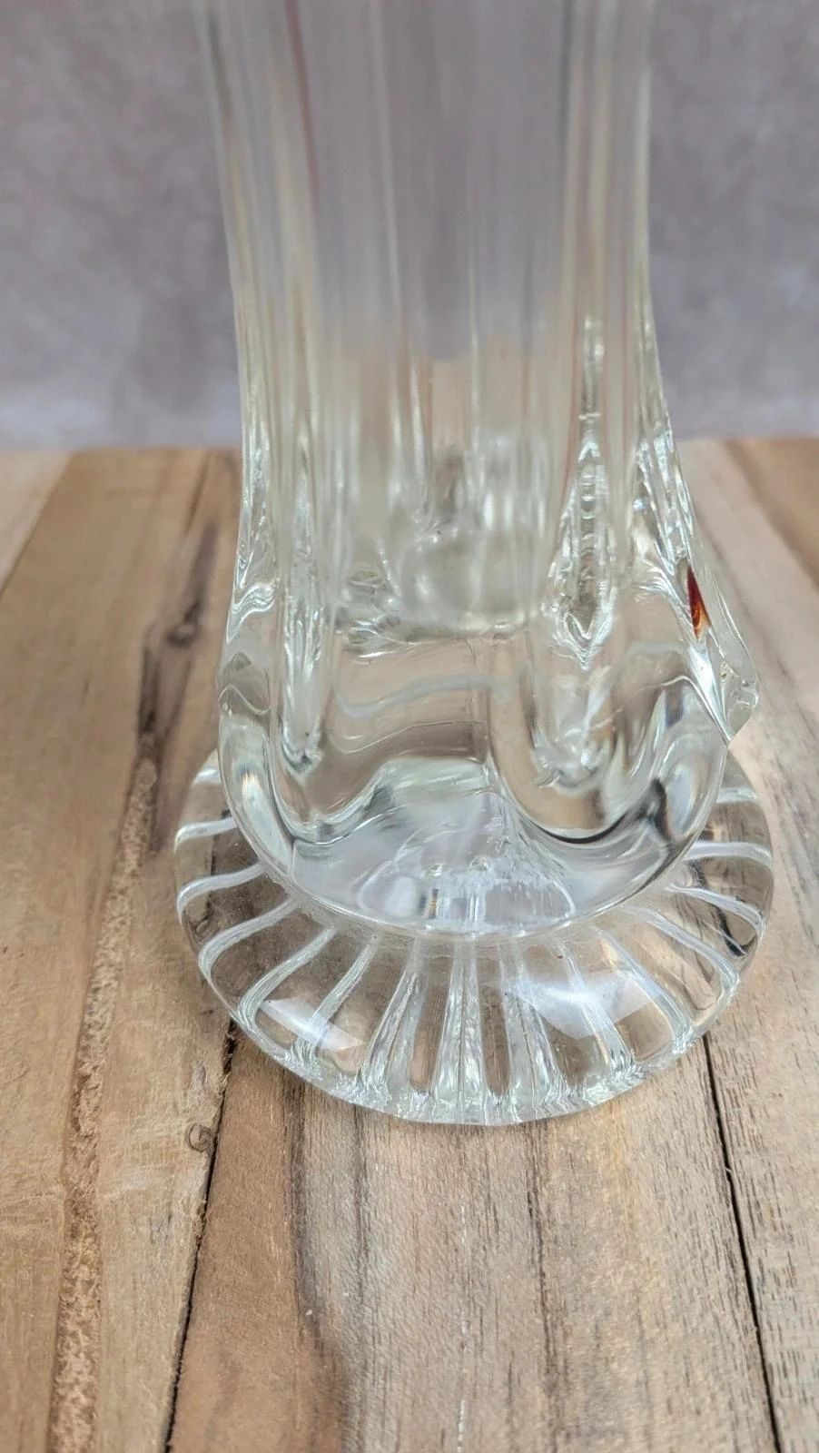 Jarrón de vidrio vintage en forma de flor con borde rojo rubí – photo 2